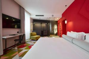 Postel nebo postele na pokoji v ubytování MyTALE Creative Academy Hotel