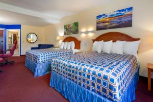 Postelja oz. postelje v sobi nastanitve Rodeway Inn & Suites New Paltz- Hudson Valley