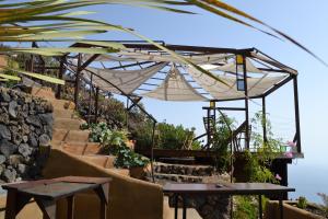 een trap met tafels en parasols bij El Quinto Pino - El Estudio in Las Indias