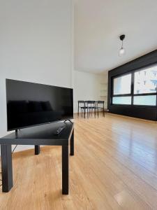 En tv och/eller ett underhållningssystem på PoNSARDIN - Bel appartement avec balcon et Parking