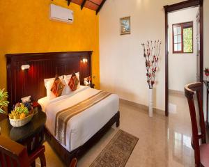 Rúm í herbergi á Coorg Cliffs Resorts