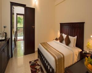 Rúm í herbergi á Coorg Cliffs Resorts