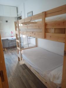 a bedroom with a bunk bed in a room at Piso Casa Reina Un lugar cerca del mar y el puerto in Gandía