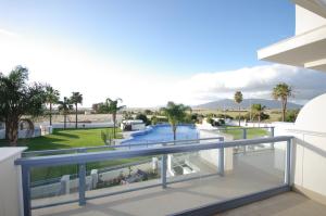 een balkon met uitzicht op het zwembad van een resort bij Livingtarifa Sugar in Tarifa