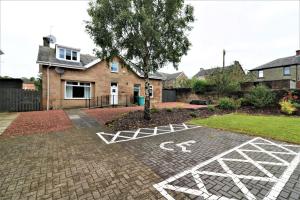 eine Auffahrt vor einem Haus mit Parkplatz in der Unterkunft Signature - Linden Cottage Room 4 in Airdrie