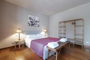 sypialnia z łóżkiem i stołem z dwiema lampami w obiekcie Castello Luxury Apartment - in the heart of Milan w Mediolanie