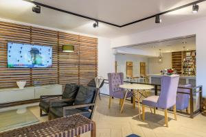 ein Wohnzimmer mit lila Stühlen und einem Tisch in der Unterkunft San Lameer Villa 2832 - 3 Bedroom Classic - 6 pax - San Lameer Rental Agency in Southbroom