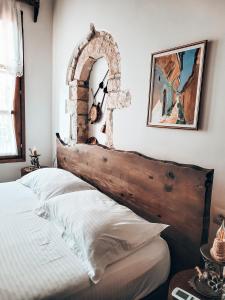 a bedroom with a bed with a wooden headboard at Tradita e Beratit in Berat