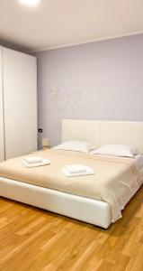 מיטה או מיטות בחדר ב-Boho style in Center of Tirana