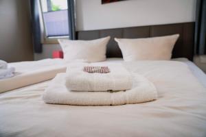 a pile of towels sitting on top of a bed at Ferienpark Winterberg in Winterberg