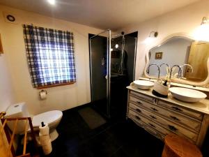 łazienka z toaletą, 2 umywalkami i prysznicem w obiekcie Słoneczny dom nad Jeziorem Bystrzyckim w Zagórzu Śląskim