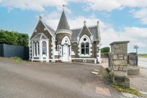 The Gate Lodge في بروتي فيري: كنيسة قديمة عليها صليب