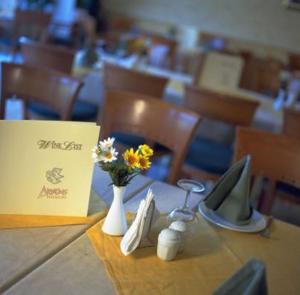 une table avec un signe et des fleurs sur elle dans l'établissement Hotel Elena, à Xánthi