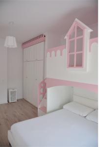 um quarto branco com uma cama e uma janela em Valamar Apartament em Durrës