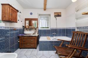 a bathroom with a sink and a tub at TEN Dom w Ludwikowicach Kłodzkich in Ludwikowice Kłodzkie