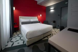 Postel nebo postele na pokoji v ubytování MyTALE Creative Academy Hotel