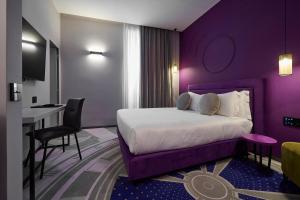 Postel nebo postele na pokoji v ubytování MyTALE Creative Academy Hotel