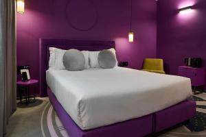 Postel nebo postele na pokoji v ubytování MyTALE Creative Academy Hotel