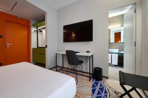 TV a/nebo společenská místnost v ubytování MyTALE Creative Academy Hotel