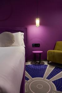 Postel nebo postele na pokoji v ubytování MyTALE Creative Academy Hotel