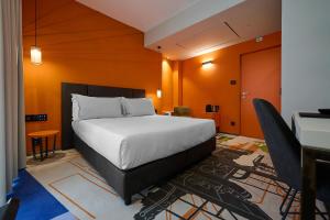 Postel nebo postele na pokoji v ubytování MyTALE Creative Academy Hotel