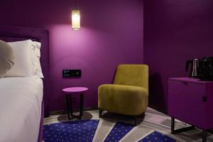 Postel nebo postele na pokoji v ubytování MyTALE Creative Academy Hotel