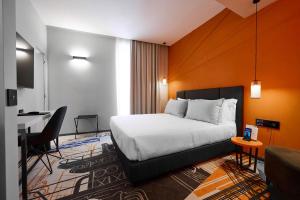Postel nebo postele na pokoji v ubytování MyTALE Creative Academy Hotel