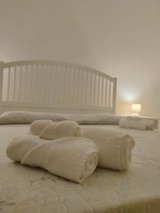 a bedroom with two beds with towels on the floor at Casa Bellavista in Castro di Lecce