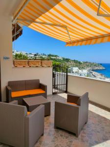 d'une terrasse meublée avec vue sur l'océan. dans l'établissement Casa Bellavista, à Castro di Lecce