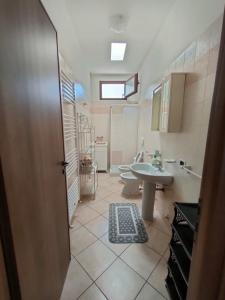 La salle de bains est pourvue d'un lavabo et de toilettes. dans l'établissement Casa Bellavista, à Castro di Lecce