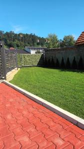 a brick walk way with a yard of grass at Sve u jednom in Bijelo Polje
