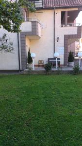 Um jardim no exterior de Sve u jednom