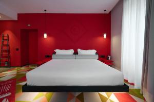 Postel nebo postele na pokoji v ubytování MyTALE Creative Academy Hotel