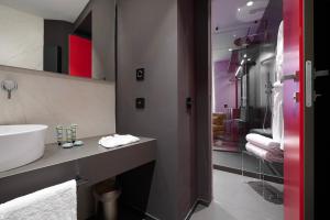 Koupelna v ubytování MyTALE Creative Academy Hotel