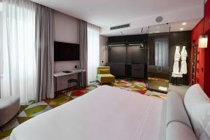 TV a/nebo společenská místnost v ubytování MyTALE Creative Academy Hotel