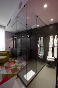 Koupelna v ubytování MyTALE Creative Academy Hotel