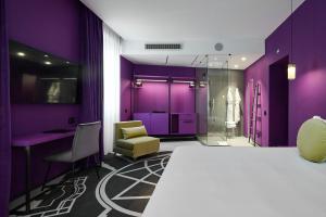 Postel nebo postele na pokoji v ubytování MyTALE Creative Academy Hotel