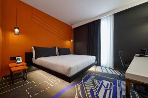 Postel nebo postele na pokoji v ubytování MyTALE Creative Academy Hotel