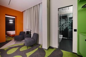 Koupelna v ubytování MyTALE Creative Academy Hotel
