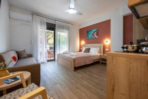 pokój hotelowy z łóżkiem i salonem w obiekcie Lagoon Isle w mieście Keramotí