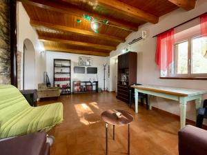 una sala de estar con mesa de ping pong. en Wonderful house in the heart of Sicily, en Piazza Armerina