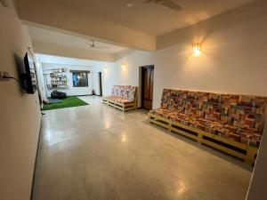 Khu vực sảnh/lễ tân tại Eness Hostels Pondicherry