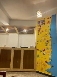 ein Büro mit einem großen Wandbild in der Unterkunft Eness Hostels Pondicherry in Puducherry