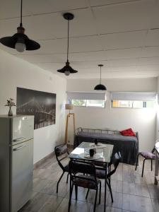 una cucina e un soggiorno con un tavolo e un divano di LAVALLE 80 - CORRIENTES - A PASOS DE PLAYA Y COSTANERA a Corrientes