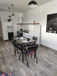 uma cozinha com mesa e cadeiras num quarto em LAVALLE 80 - CORRIENTES - A PASOS DE PLAYA Y COSTANERA em Corrientes