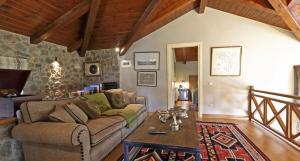 阿拉霍瓦的住宿－Plethora Arachova Luxury Chalet，客厅配有沙发和桌子