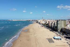 een luchtzicht op een strand met gebouwen en de oceaan bij Mi casa de Cádiz in Cádiz