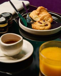 una mesa con un plato de comida y una taza de café en MyTALE Creative Academy Hotel en Roma