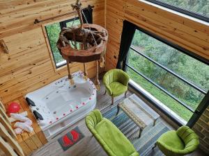 an overhead view of a bathroom in a tree house at LİMCORA DAĞEVLERİ&BUNGALOW in Rize