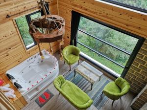 una vista aérea de una habitación con bañera y sillas en LİMCORA DAĞEVLERİ&BUNGALOW, en Rize